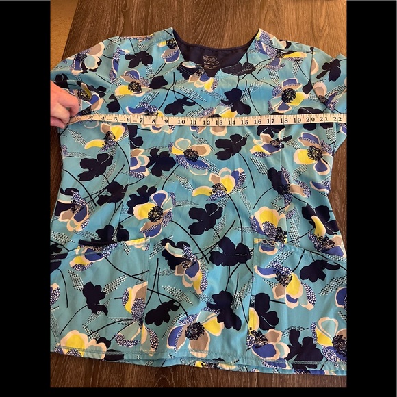SCRUBS, Scrub top, Cherokee Infinity Stretch SZ Large, Blue Floral - Picture 10 of 16